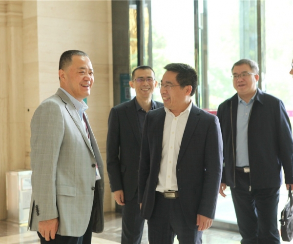 商务部国度茧丝绸协调办公室副司长陈平，河池市委常委、副市长杜际鹏光临调研领导