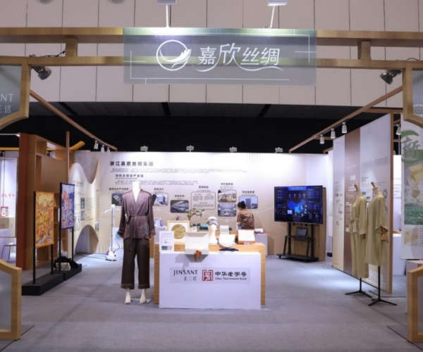 尊龙集团官网丝绸亮相首届浙江省汗青经典产业展