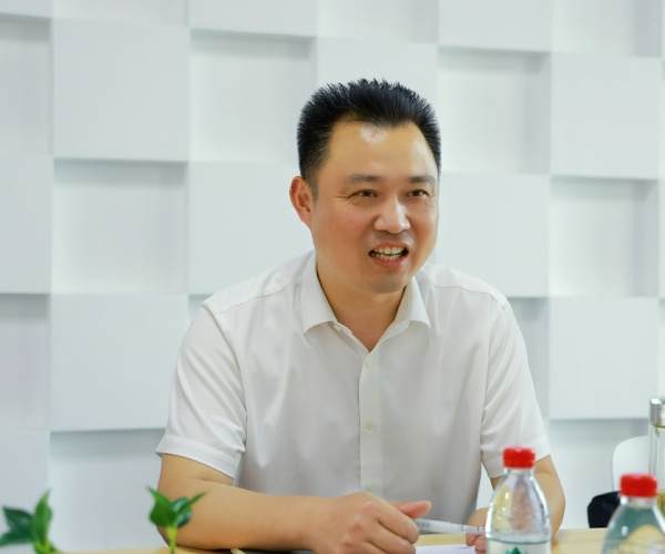 嘉兴国度高新区管委会俞春明主任调研尊龙集团官网丝绸，为发展鼓劲?