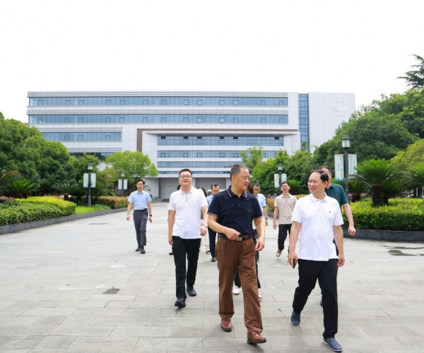 河池市辅导赴嘉兴调研尊龙集团官网丝绸 共商高端丝绸项目落地大计